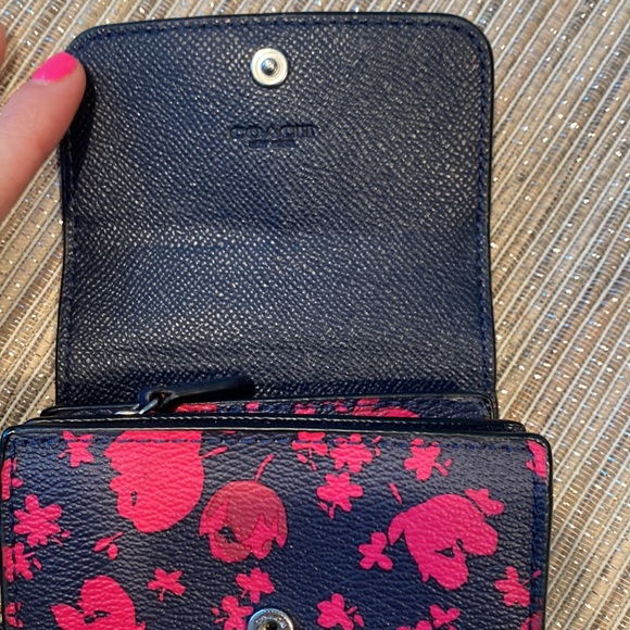 ❤️Sold❤️ Navy Blue and Pink Floral Wallet ❤️ - Picture 6 of 8